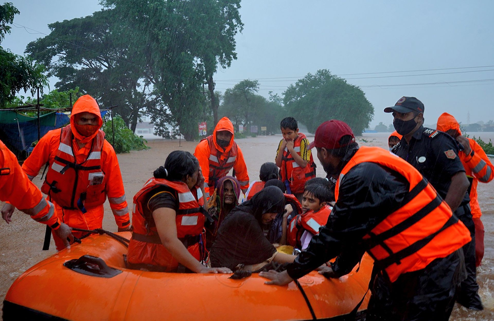 Akibat banjir dan longsor, tim penyelamat di India berjuang melewati lumpur tebal dan puing-puing pada hari Sabtu 24 Juli 2021 untuk mencapai puluhan rumah yang terendam. (Foto: Reuters)