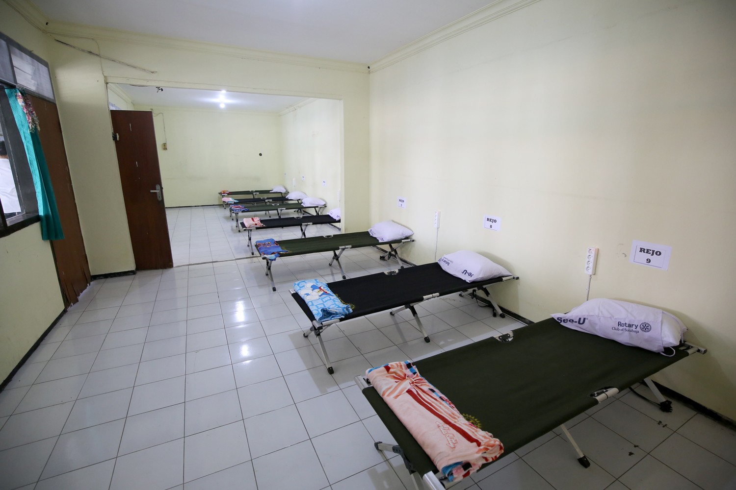 Ruang isolasi yang disiapkan di Rumah Sehat eks Gedung Kelurahan Mulyorejo, Surabaya. (Foto: Istimewa)
