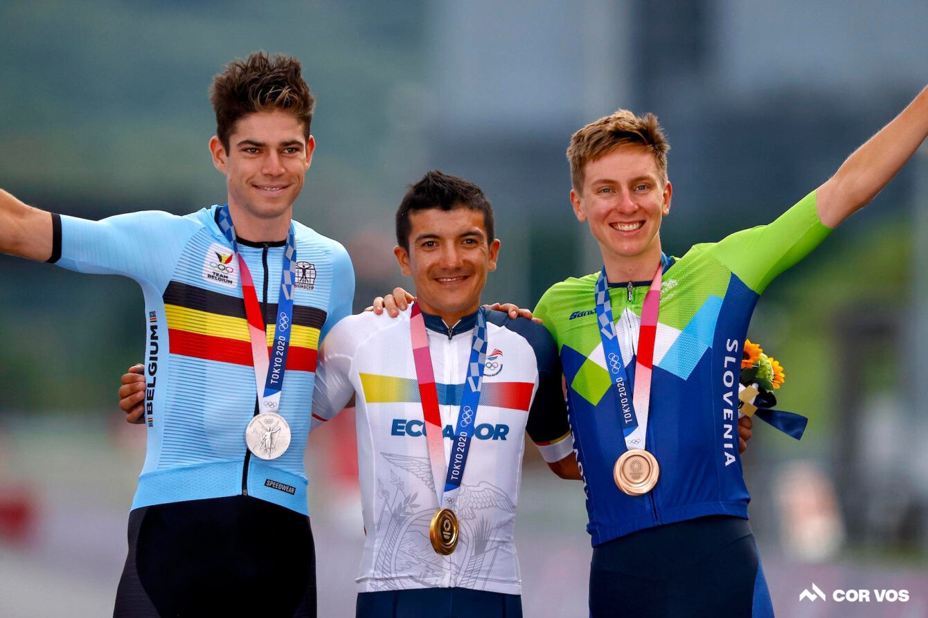 Richard Carapaz (Ekuador) bersama Wout van Aert (Belgia), dan Tadej Pogacar (Slovenia) di atas podium juara Mens Road Race Olympic TOkyo 2020. (Foto: Istimewa)