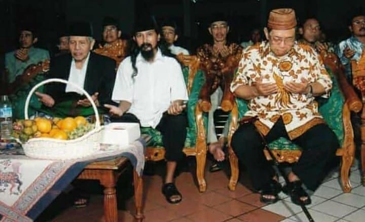 KH Abdurrahman Wahid (Gus Dur) bersama Habib Ja’far Alkaff dan KH Muhammad Sya'roni Ahmadi Kudus, dalam suatu pengajian umum di Jawa Tengah. (Foto: Istimewa)