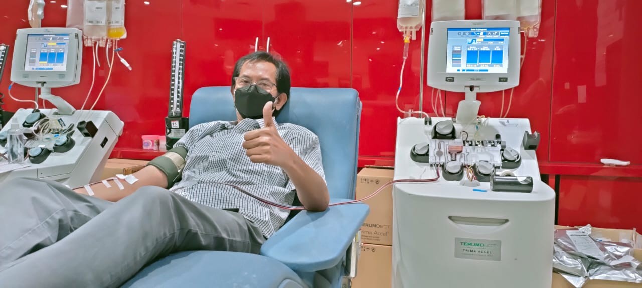 Ketua DPRD Kota Surabaya, Adi Sutarwijono ketika donor plasma konvalensen di PMI Surabaya. (Foto: Dok Pribadi)