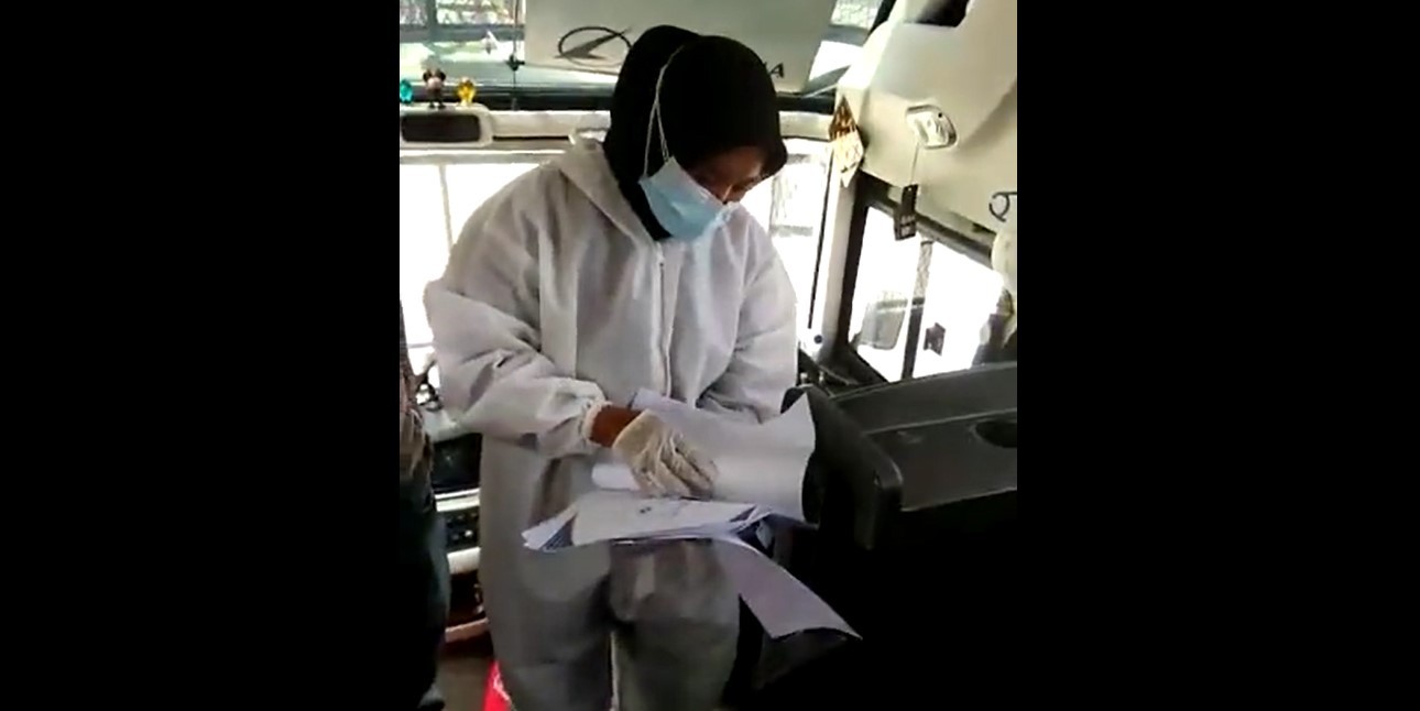 Tangkapan layar seorang perempuan yang diduga petugas menjual hasil swab palsu kepada penumpang bus di tengah jalan tol. 
