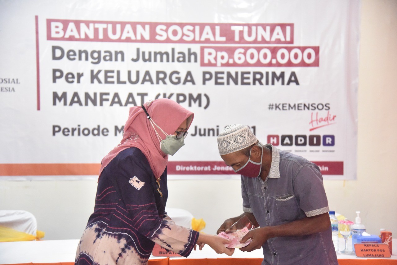 Wakil Bupati Lumajang, Indah Amperawati saat memberikan Bantuan Sosial Tunai secara simbolis (Foto: Humas - KominfoLumajang)