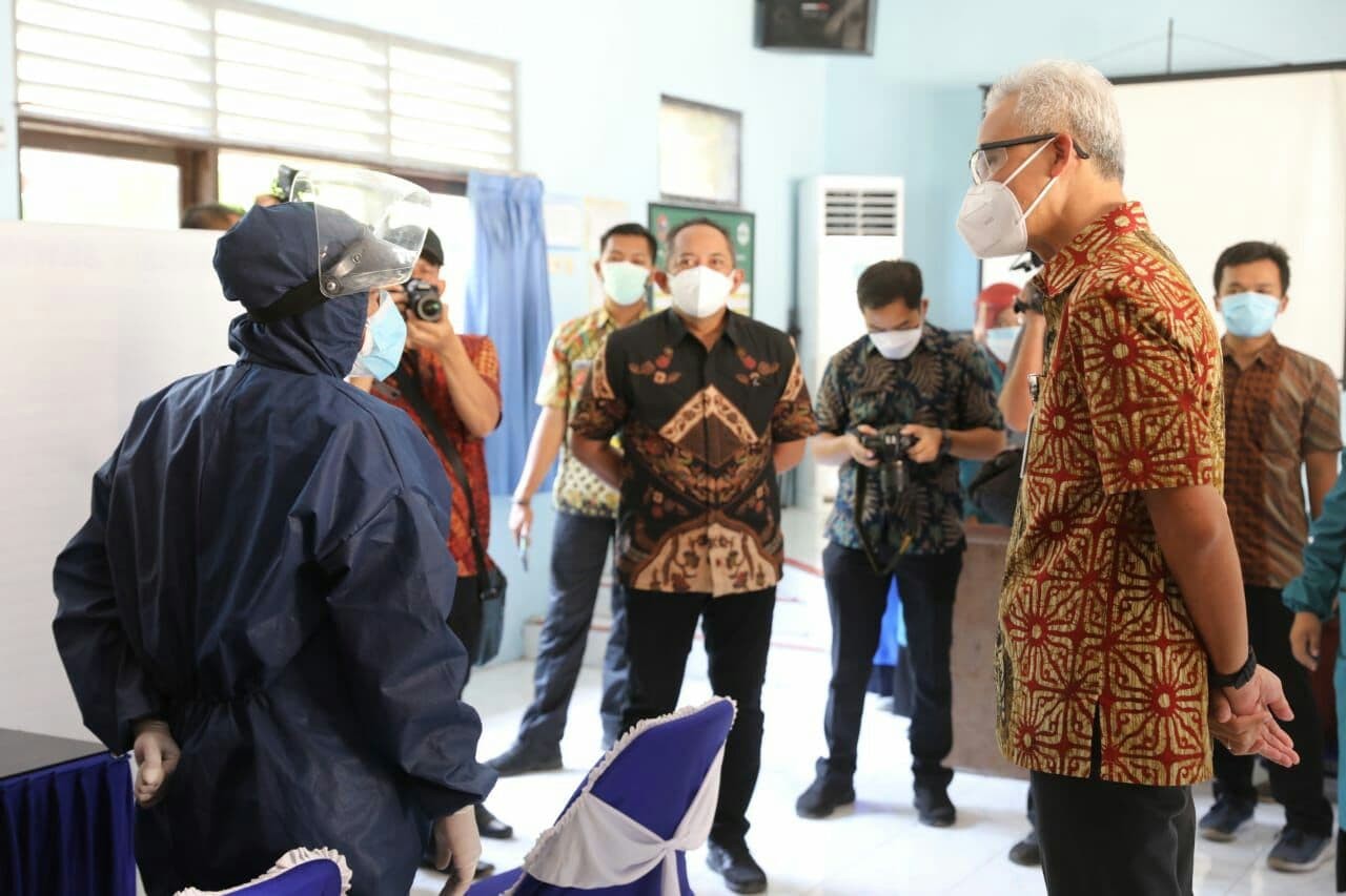 Gubernur Jawa Tengah Ganjar Pranowo memeriksa animo vaksinasi di Kabupaten Karanganyar. Selain animo tinggi, banyak  yang ingin foto dengan Ganjar. (Foto: Ist)