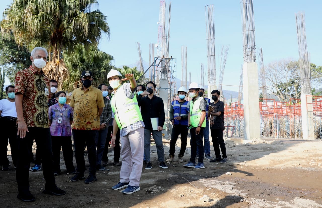 Gubernur Jawa Tengah Ganjar Pranowo meninjau progres pembangunan SMAN Tawangmangu, Selasa, 27 Juli 2021. (Foto: Dok Jateng)