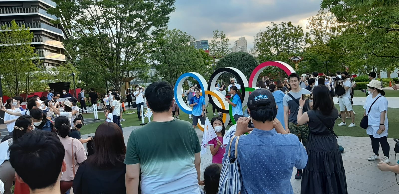 Suasana antusiasme warga berswafoto depan Logo Olimpiade Tokyo 2020 (Foto: Dok KBRI Tokyo/Ngopibareng.id)