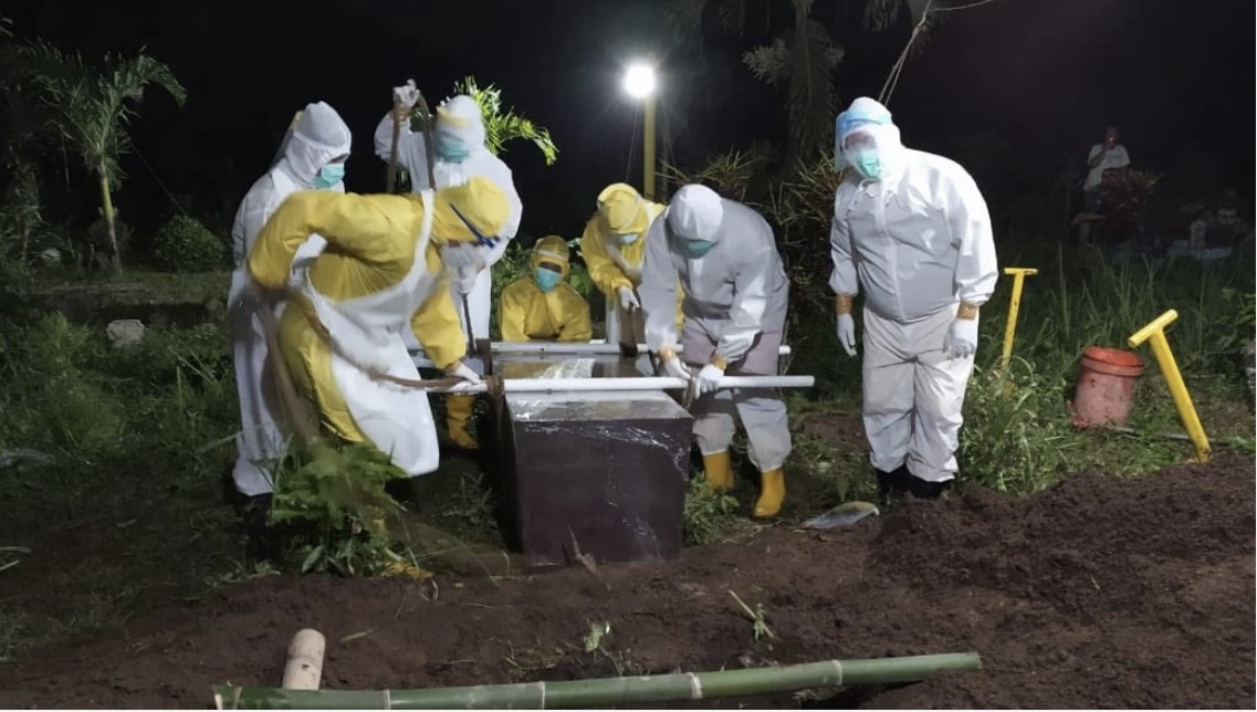 Proses pemakaman jenazah Covid-19 di Kota Malang. (Foto: Istimewa)