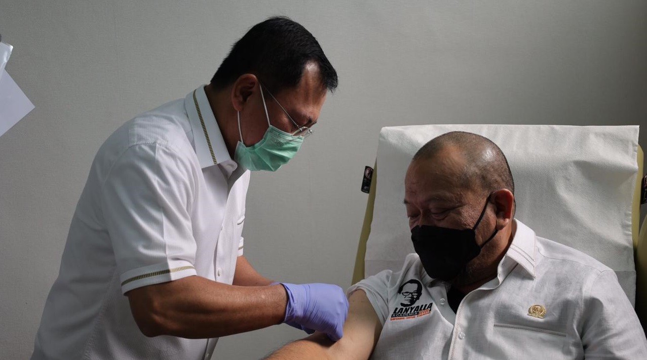 Ketua DPD RI LaNyalla Mahmud Mattalitti saat disuntik Vaksin Nusantara oleh eks Menteri Kesehatan Terawan Agus Putranto beberapa waktu lalu. (Foto: Istimewa)