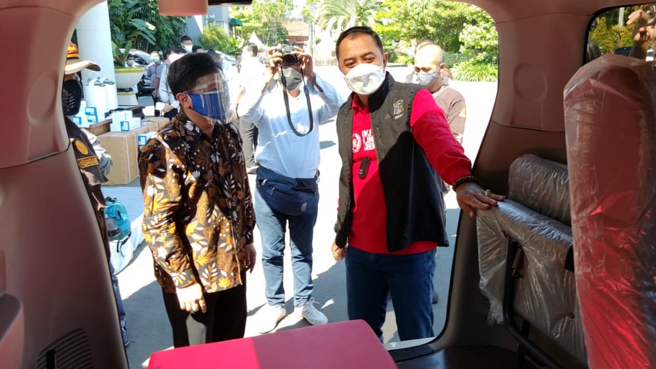Walikota Surabaya, Eri Cahyadi (kanan) saat menerima bantuan mobil ambulance dari PDAM Surya Sembada di Balai Kota, Surabaya, Rabu 28 Juli 2021. (Foto: Fariz Yarbo/Ngopibareng.id)