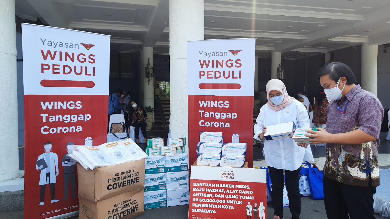 Bantuan donasi 3000 swab kit antigen untuk Pemkot Surabaya. (Foto: Alief Sambogo/Ngopibareng.id)