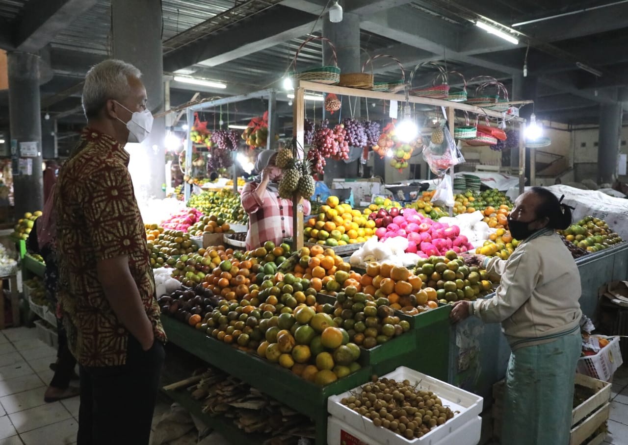 Gubernur Jawa Tengah Ganjar Pranowo saat menyempatkan mampir di Pasar Tawangmangu sebelum ke Asrama Haji Donohudan. (Foto: Istimewa)