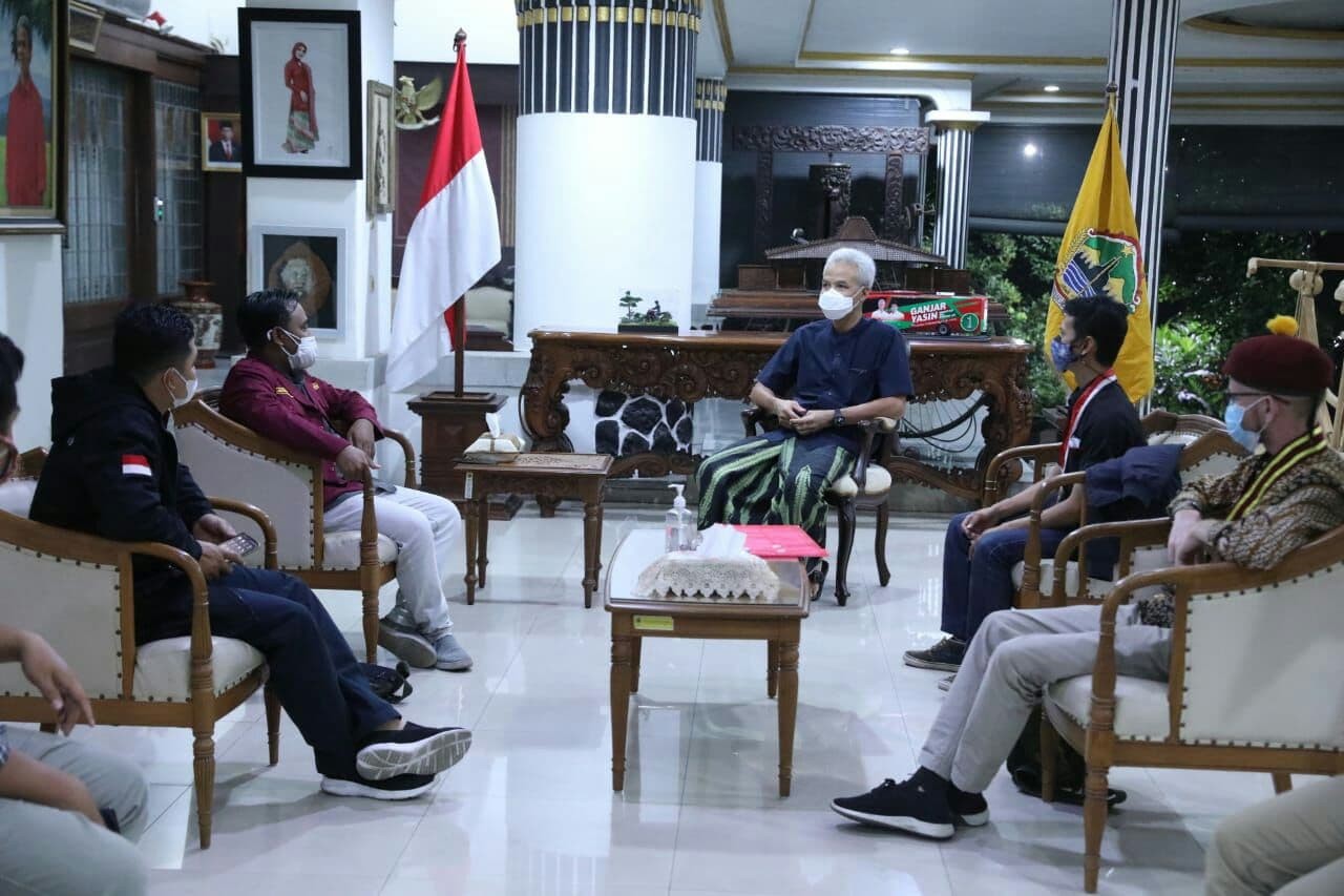 Gubernur Jawa Tengah Ganjar Pranowo kedatangan tamu istimewa dari elemen mahasiswa di rumah dinasnya. (Foto: ist)