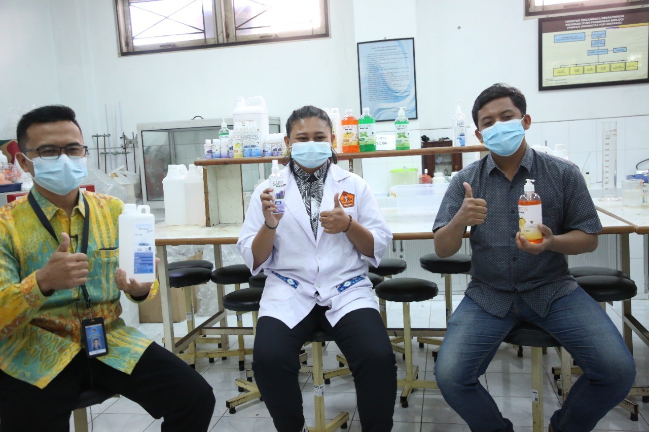 Mahasiswa Universitas PGRI Semarang (Upgris) menunjukkan hand sanitizer hasil produksi mereka sendiri. Mereka ingin membantu pemerintah menangani Covid-19. (Foto: Istimewa)