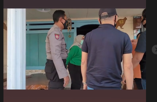 Ibu Ayu Ting Ting, Umi Kalsum, dan suaminya Abdul Rozak melurug rumah haters di Bojonegoro, Jawa Timur. Ia juga meminta bantuan KBRI Singapura untuk mengejar haters tersebut. (Foto: Instagram @momayuting2)