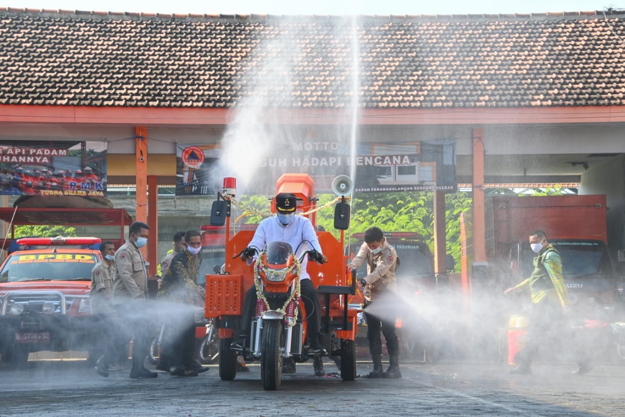 Walikota Pasuruan Gus Ipul saat mencoba motor roda tiga untuk disinfeksi gang-gang sempit. (Foto: Istimewa)