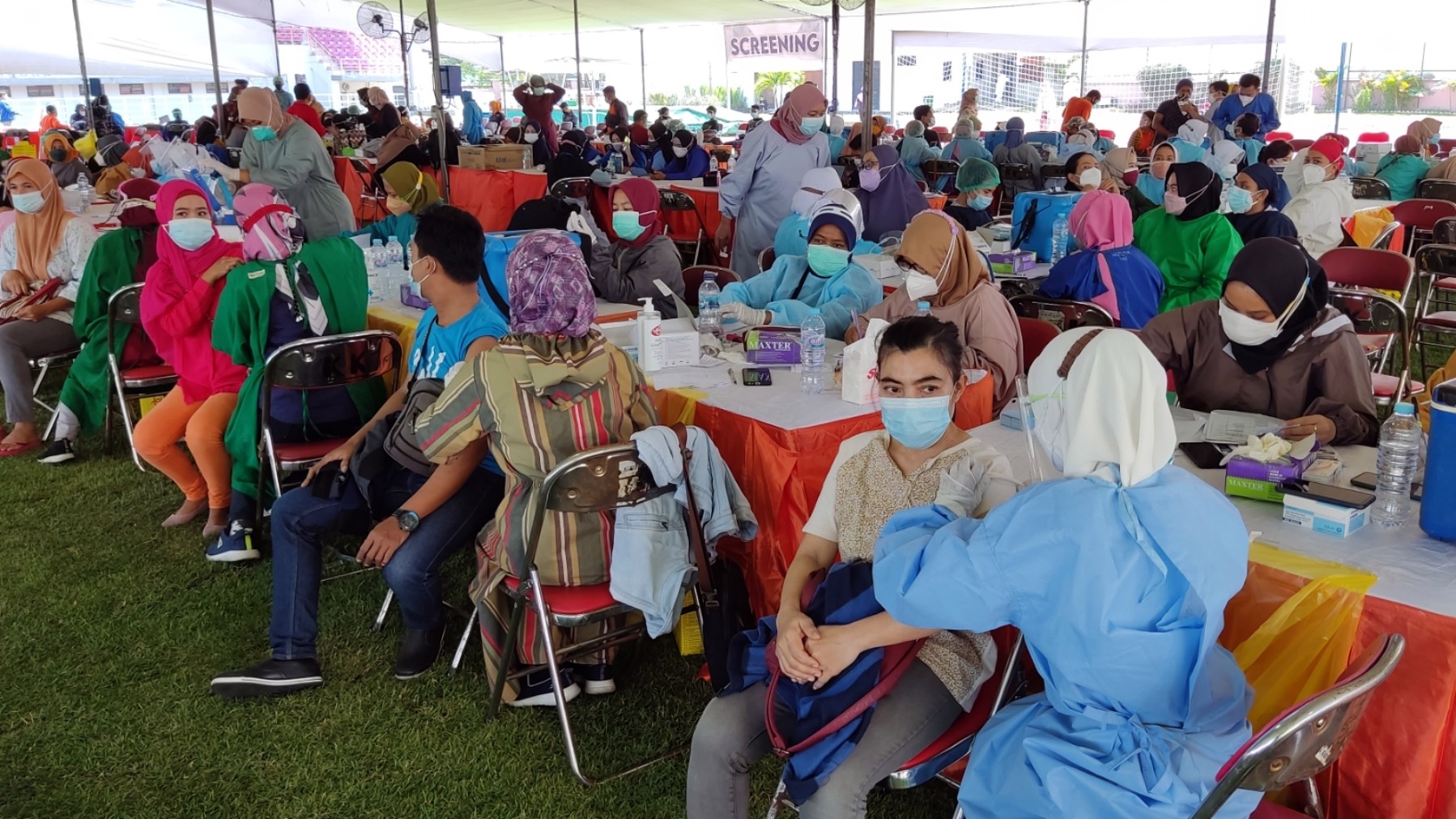 Warga mengikuti Serbuan Vaksinasi Maritim di Lapangan Thor, Surabaya, Kamis 29 Juli 2021. (Foto: Fariz Yarbo/Ngopibareng.id)