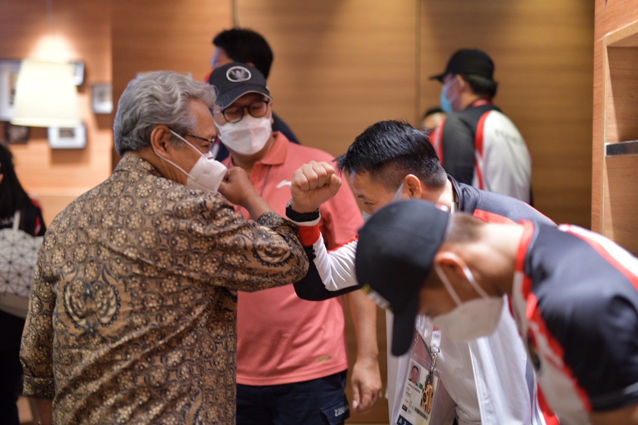 Dubes RI untuk Jepang, Heri Akhmadi saat mengantar atlet Indonesia pulang di bandara Narita, Tokyo (Foto: KBRI Tokyo/Ngopibareng.id)