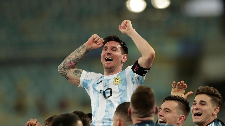 Messi sesaat setelah Argentina memastikan gelar juara Copa America 2021. (Foto: Twitter/@CopaAmerica)