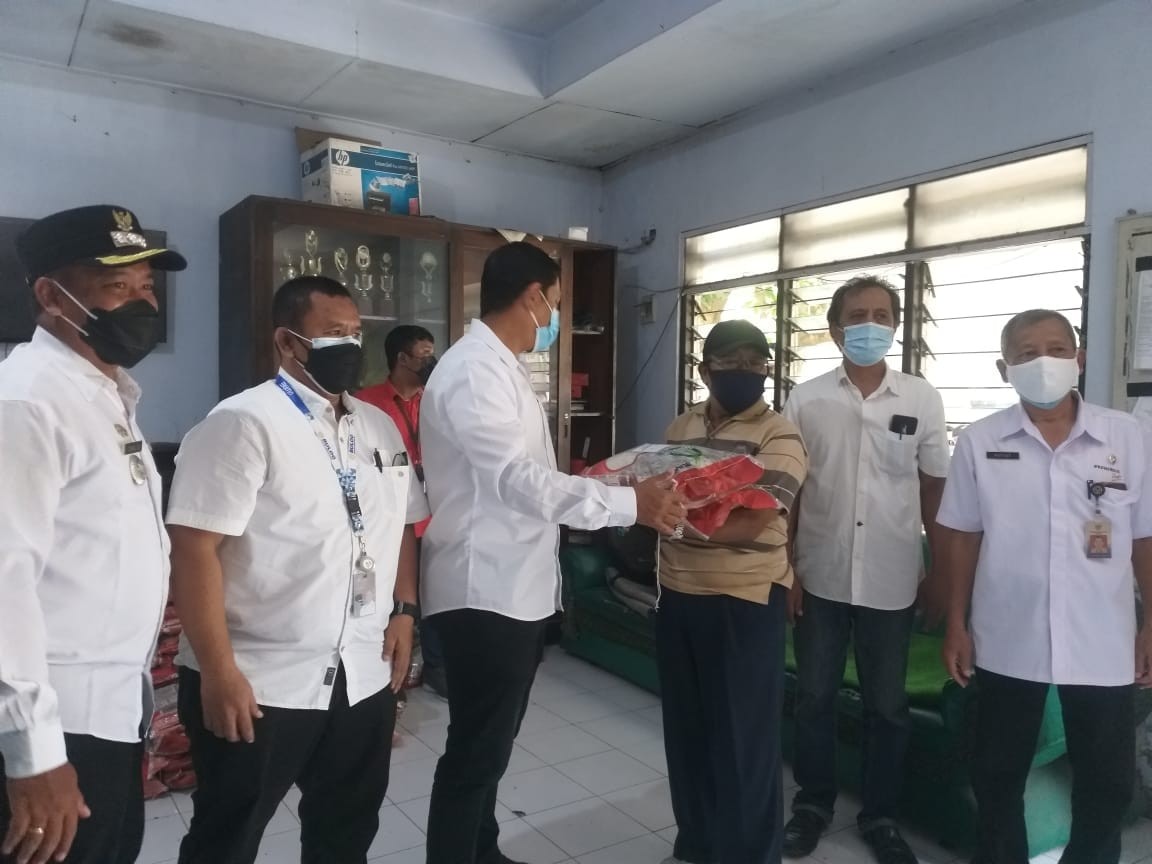 Kepala Bulog Kediri Mara Kamin Siregar bersama Walikota Kediri  simbolis serahkan bantuan beras PPKM. (Foto: istimewa )