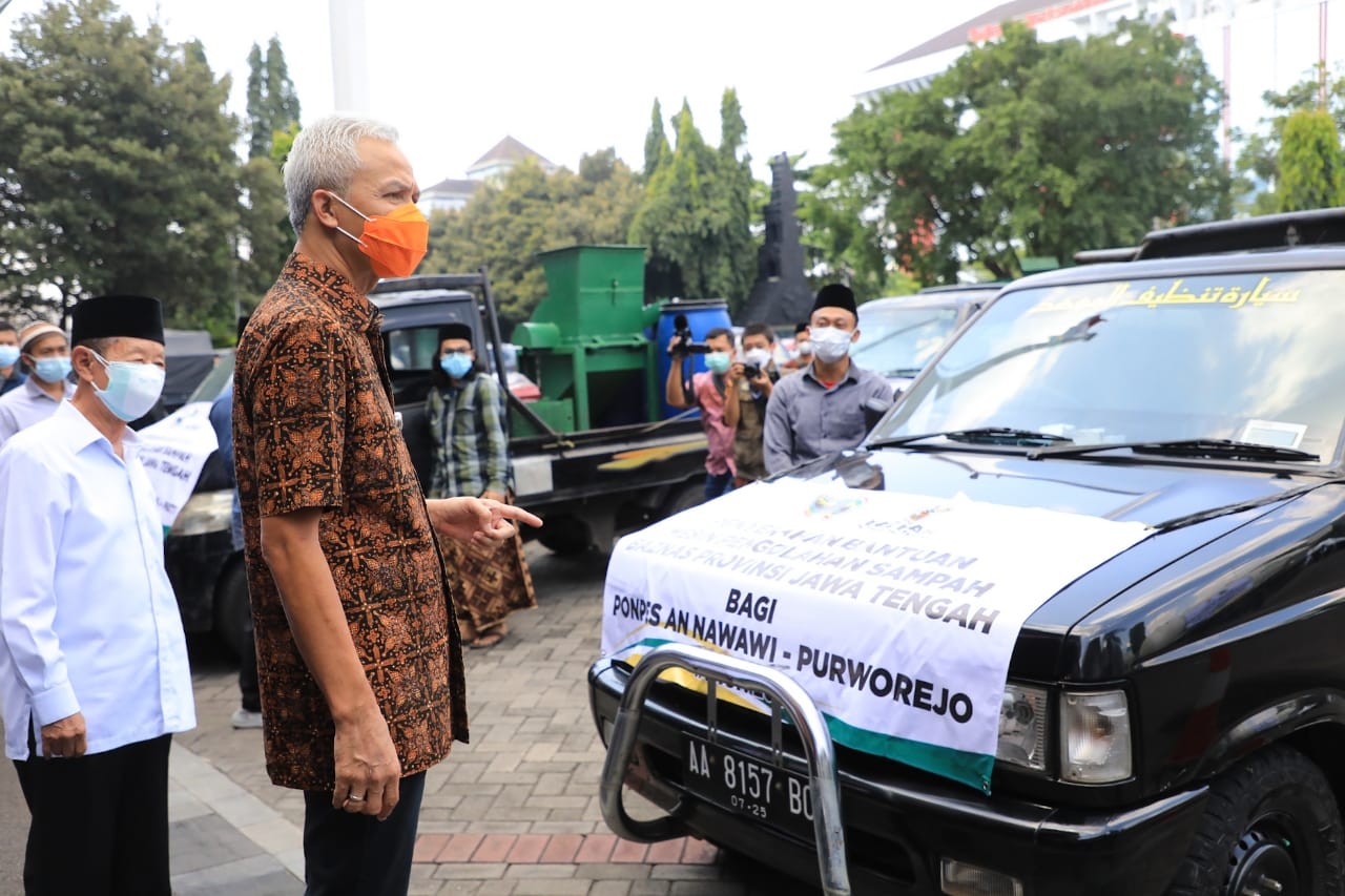 Gubernur Jawa Tengah Ganjar Pranowo memberi bantuan mesin pengolahan sampah kepada Pondok Pesantren An-Nawawi di Purworejo. (Foto: Istimewa)