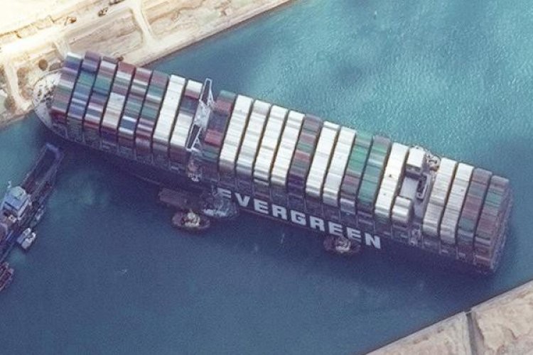 Kondisi kapal kargo raksasa Ever Green saat tersangkut di Terusan Suez, pada 23 Maret 2021. (Foto: CNES2021)