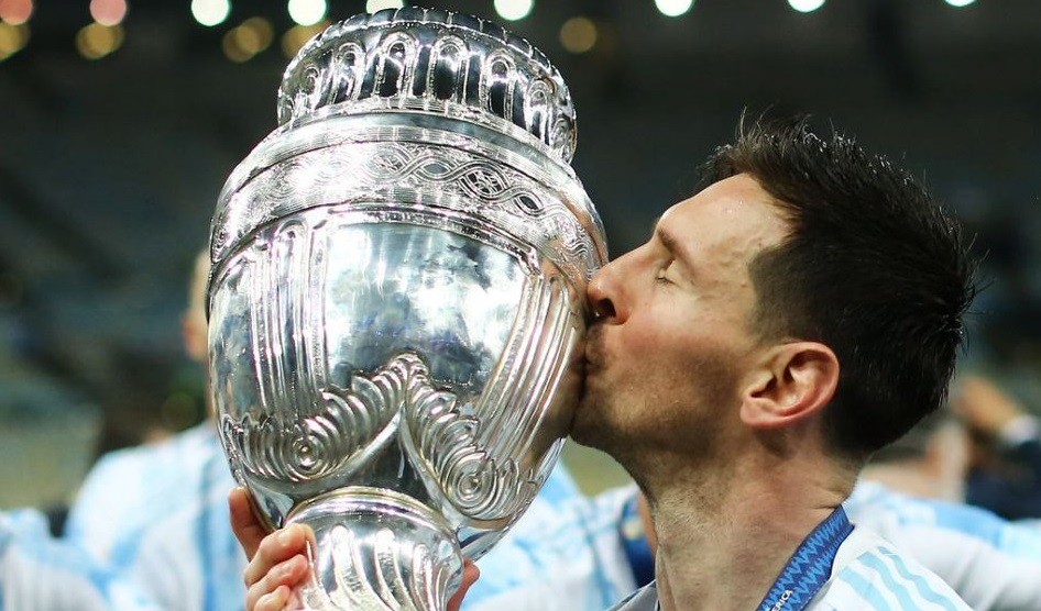 Lionel Messi saat mencium trofi Copa America 2021. (Foto: Twitter/@FCBarcelona)