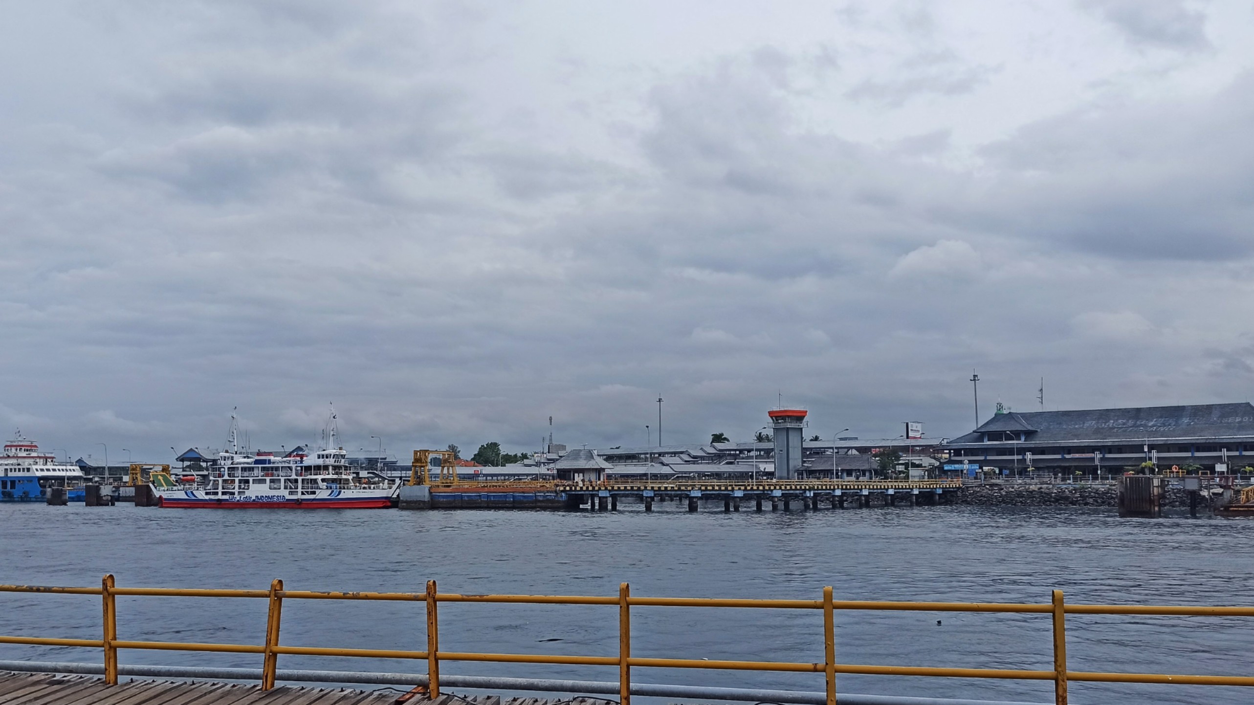 Ilustrasi aktivitas pelayaran di Pelabuhan Penyeberangan Ketapang-Gilimanuk (foto:Muh Hujaini/Ngopibare.id)