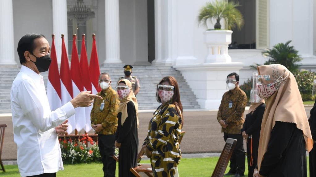 Presiden Jokowi berbincang dengan pelaku UMKM penerima bantuan (Foto: Setpres)