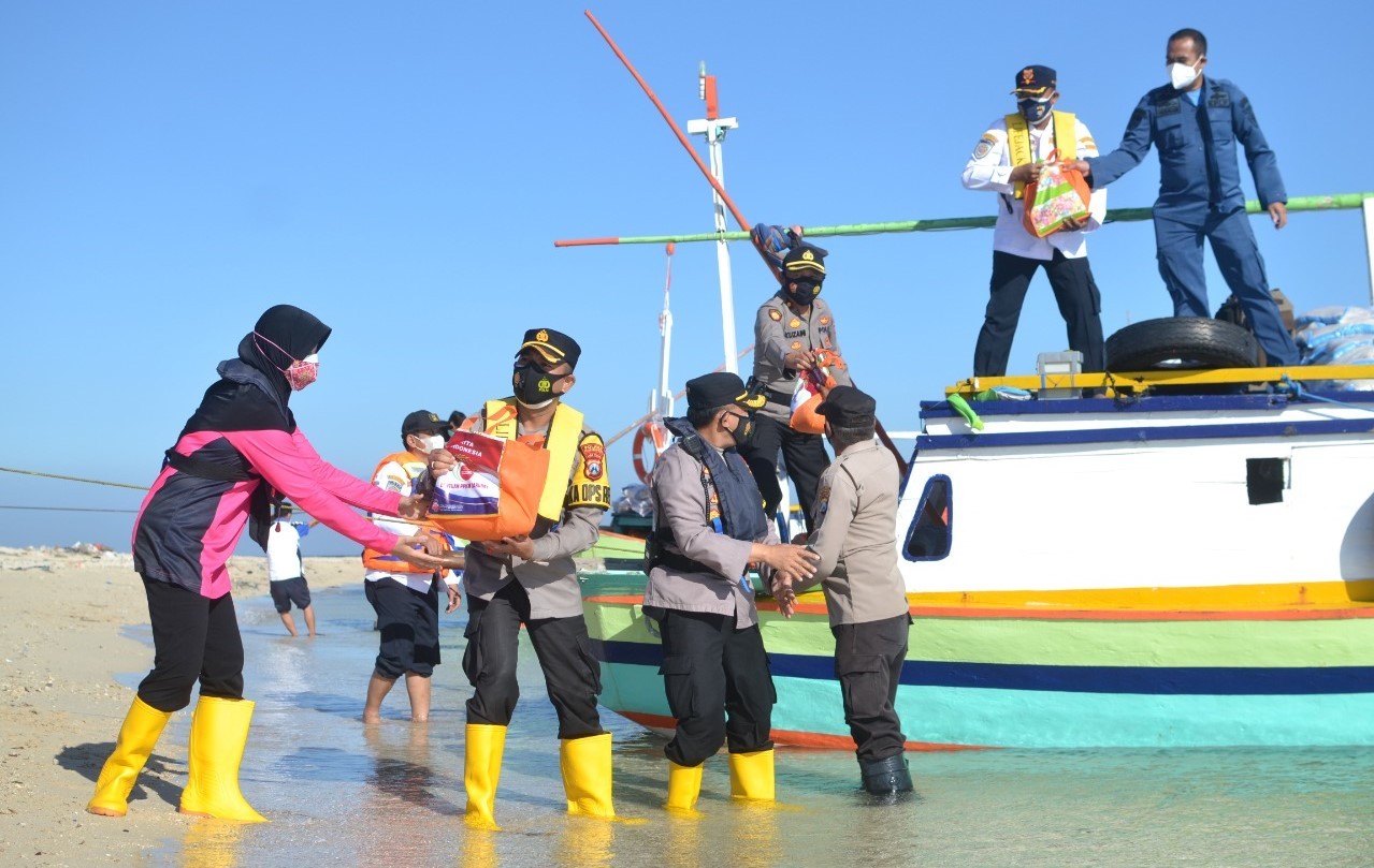 Bansos 2 ton beras dari Polresta Probolinggo diangkut dengan perahu nelayan ke Pulau Giliketapang. (Foto:Polresta Probolinggo)