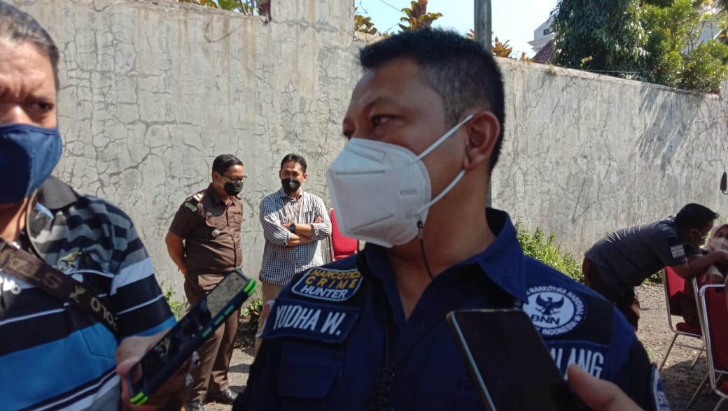 Kasubbag Umum BNN Kota Malang, Yudha Wirawan ketika ditanya terkait peredaran narkoba di Kota Malang (Foto: Lalu Theo/ngopibareng.id)