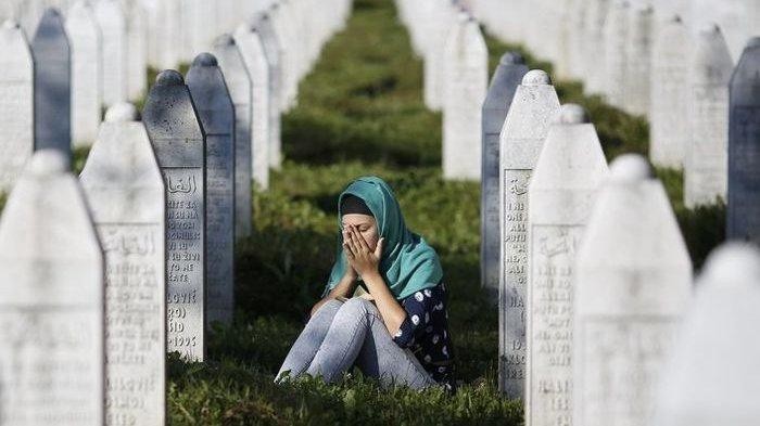 Seorang perempuan berziarah di makam Potocari yang berlokasi di Srebenica Bosnia-Herzegovina. (Foto: Ilustrasi)