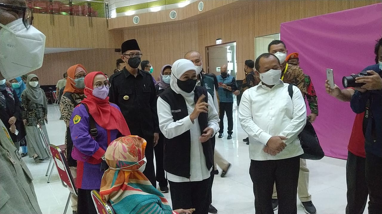 Gubernur Jawa Timur Khofifah Indar Parawansa saat meninjau vaksinasi massal di Gedung Auditorium Unej (Foto: Rusdi/ngopibareng.id)
