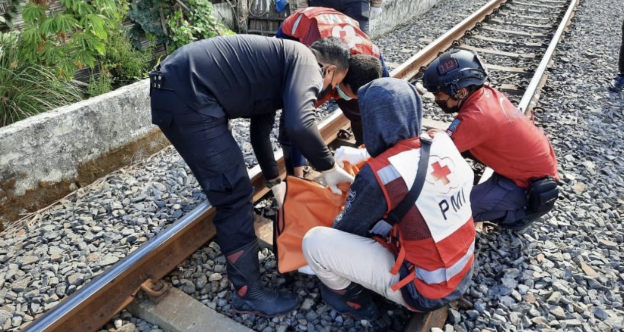 Evakuasi jenazah korban tertabrak kereta api di Pakal (Foto: dok. Polsek Pakal)