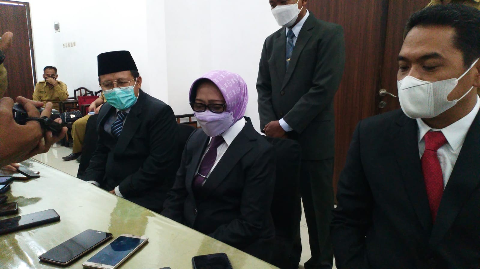 Bupati Jombang Mundjidah Wahab bersama Wabup Sumrambah dan Sekdakab Akh Jazuli saat konferensi pers di pendopo, beberapa waktu lalu. (Foto: Mardiansyah Triraharjo/Ngopibareng.id)