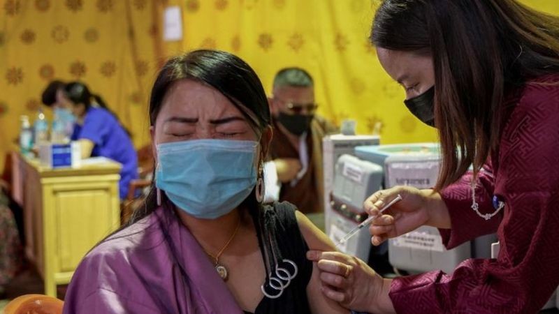 Lebih dari 3.500 juru vaksinasi dikerahkan untuk menyuntik 800.000 penduduk Bhutan. (Foto: GETTY IMAGES)