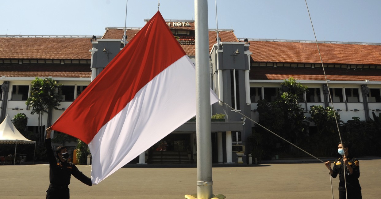 Pengibaran bendera merah putih di Balai Kota Surabaya (Foto: dok. Humas Pemkot Surabaya)