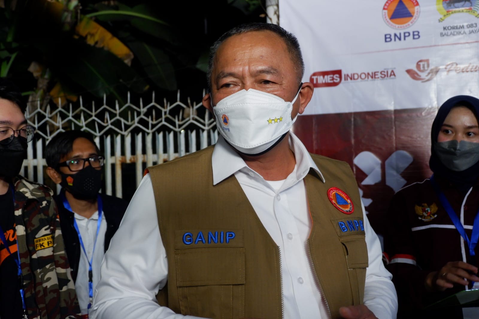 Kepala BNPB, Letjend TNI Ganip Warsito saat berada di posko relawan Malang Bersatu Lawan Corona (Foto: Lalu Theo/ngopibareng.id)