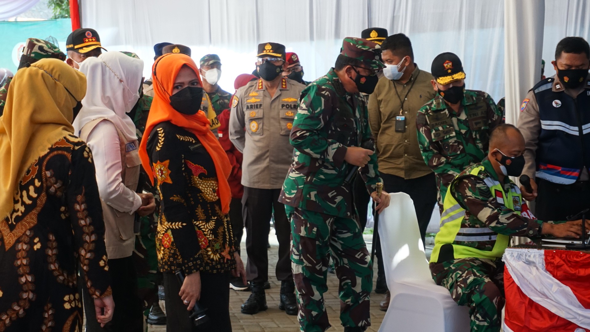 Panglima TNI meminta Babinsa dan Bhabinkamtibmas mengoperasikan aplikasi Si lacak dan InaRSK di Mojokerto.(Deni Lukmantara/Ngopibareng)