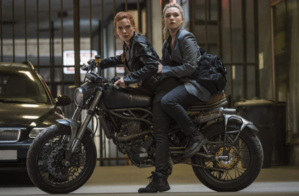 Aksi Scarlett Johansson dalam Black Widow. Artis ini menuntut Disney lantaran memutar film Black Widow bersamaan di aplikasi dan di bioskop. (Foto: Imdb)