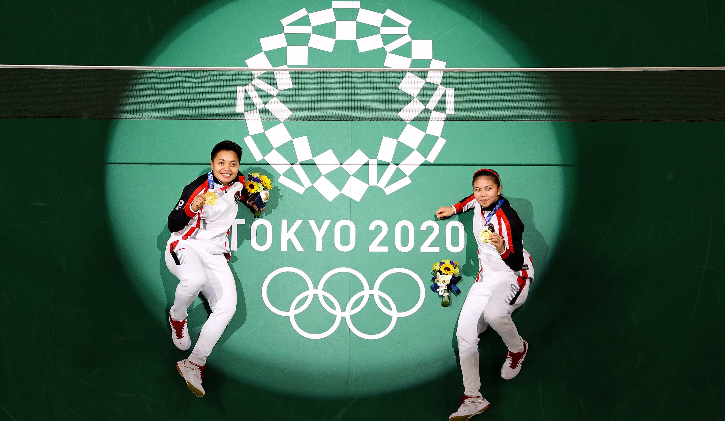 Greysia Polii-Apriyani Rahayu meraih medali emas Olimpiade Tokyo 2020. (Foto: Twitter/@bwfmedia)