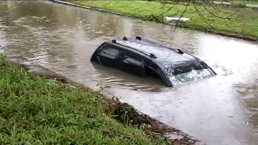 Posisi mobil Daihatsu Xenia yang terjun ke sungai (foto: istimewa)