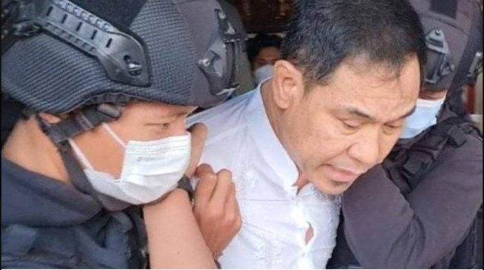 Mantan Sekretaris Front Pembela Islam (FPI), Munarman ditangkap anggota Densus 88 terkait dugaan terorisme, Selasa, 27 April 2021. (Foto: Instagram@cetul.22)