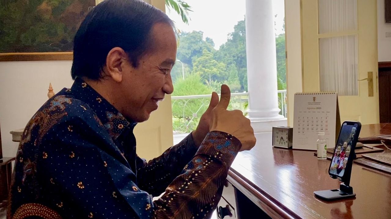 Presiden Joko Widodo (Jokowi) saat menelepon pasangan ganda putri Greysia Polii dan Apriyani Rahayu, Senin 2 Agustus 2021 malam. (Foto: Setpres)