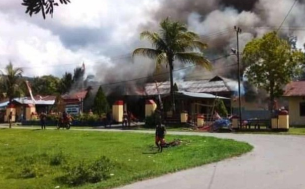 Pembakaran Mapolsek Nimboran Jayapura buntut dari kasus penembakan salah satu warga, Senin 2 Agustus 2021. (Foto: Istimewa)