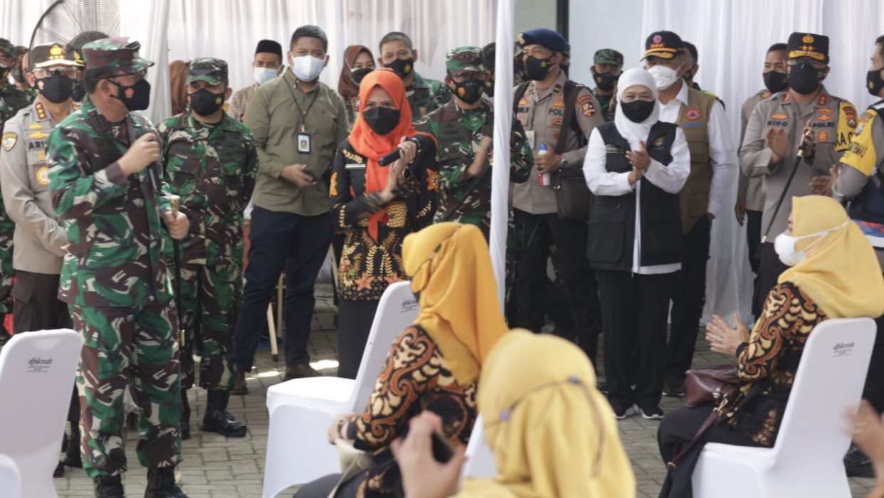 Panglima TNI Marsekal Hadi Tjahjanto ketika meninjau kinerja tim nakes, Babinsa, dan Bhabinkamtibnas di Mojokerto, Jawa Timur. (Foto: Dok. Humas Polda Jatim)