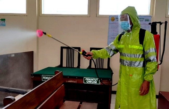 Petugas Satgas Covid-19 Bondowoso saat menyemprot disinfektan organik di ruangan Kantor Pengadilan Negeri setempat. (Foto: Guido Saphan/Ngopibareng.id)