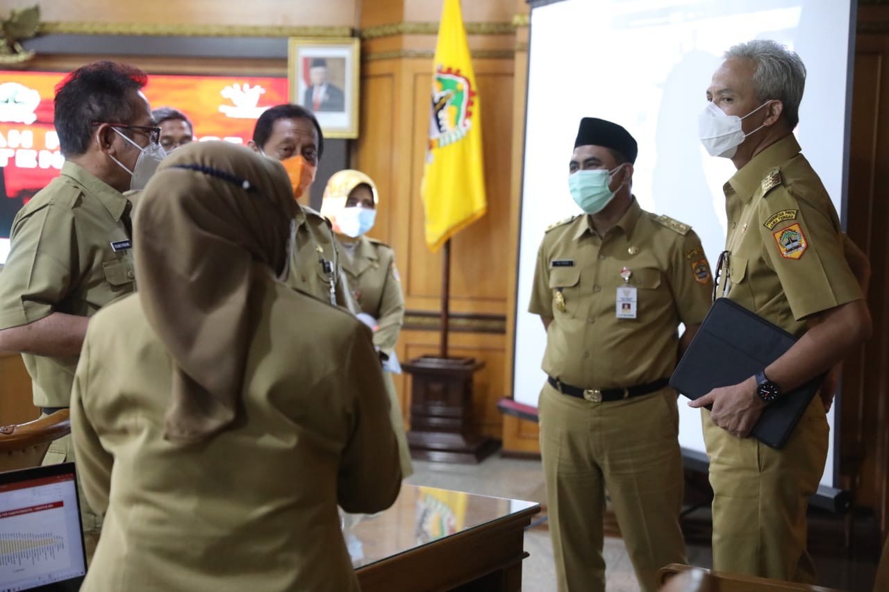 Gubernur Jawa Tengah Ganjar Pranowo bersama jajarannya membahas penanganan pandemi Covid-19. (Foto: Istimewa)