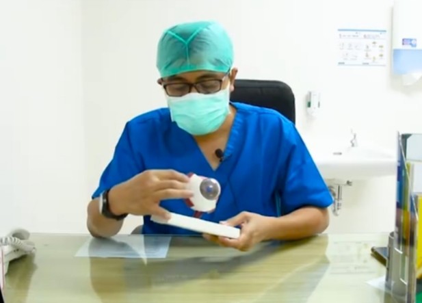 Dokter spesialis mata RS Mata Undaan Surabaya, dr. Dedik Ipung S.,Sp.M saat menjelaskan pterygium atau PTG. (Foto: Dokumen RS Mata Undaan)