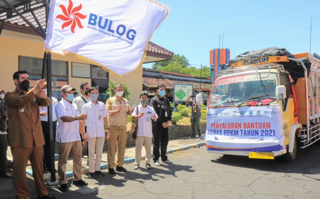 Walikota Hadi Zainal Abidin (kiri) melepas bantuan beras PPKM dari Kemensos di Perum Bulog Cabang Probolinggo. (Foto: Dinas Kominfo)