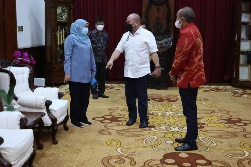 Ketua DPD RI La Nyalla Mahmud Mattalitti (dua kanan) bertemu Gubernur Jatim Khofifah Indar Parawansa (kiri), di Gedung Negara Grahadi, Surabaya. (Foto: Dok DPD RI)
